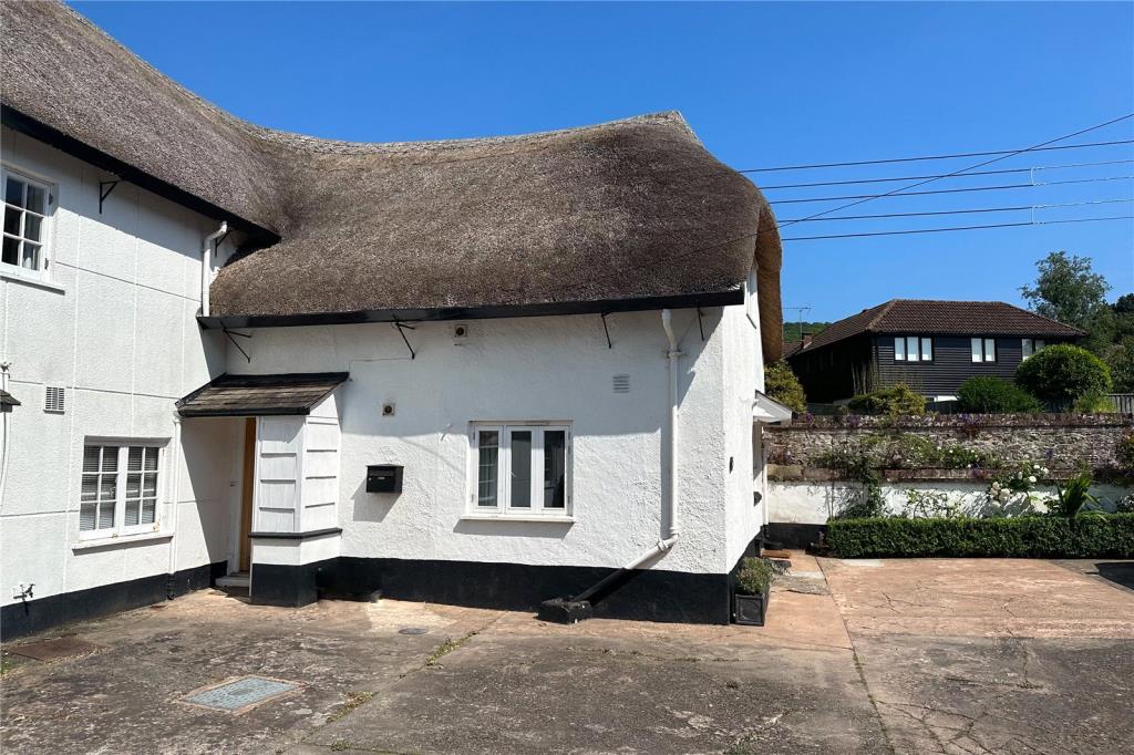 Lot: 15 - REFURBISHED CHARACTER COTTAGE CLOSE TO THE SEA - General view of exterior of property